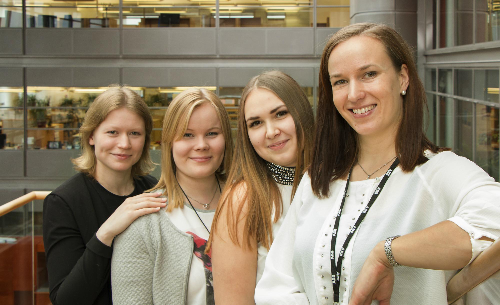 Annimari, Tiia ja Jenny kertovat, miksi kannattaa hakea tekniikan alalle. Kuvassa myös Heidi Pääkkönen..