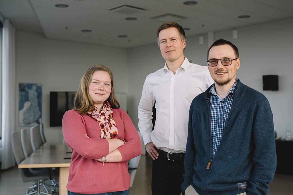 Sallamaria Iltanen, Tuomas Rauhala ja Patrick Lindblad työskentelevät Fingridillä.